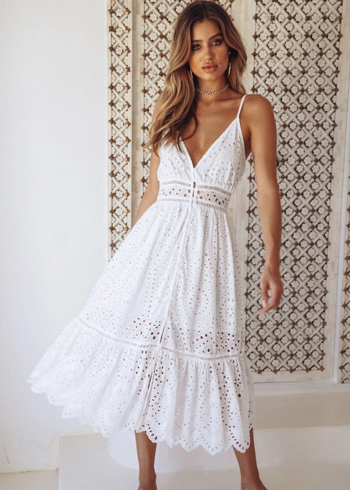 Élégance d’Été : Robe Bohème Chic en Broderie Anglaise 🌞