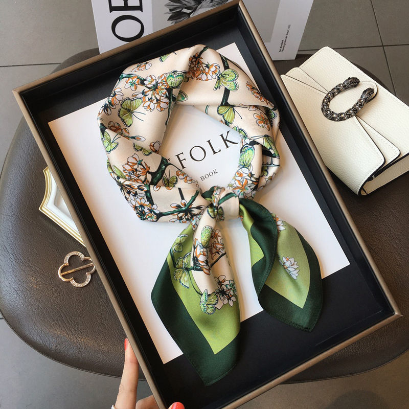 Foulard carré en soie motif floral – Vert & ivoire chic