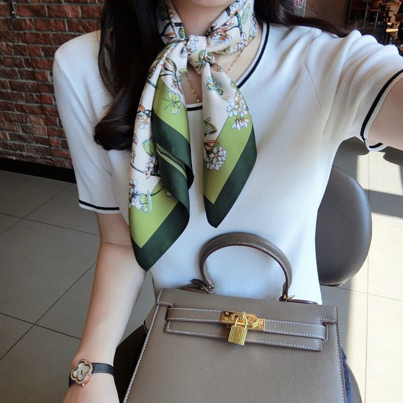 Foulard carré en soie motif floral – Vert & ivoire chic