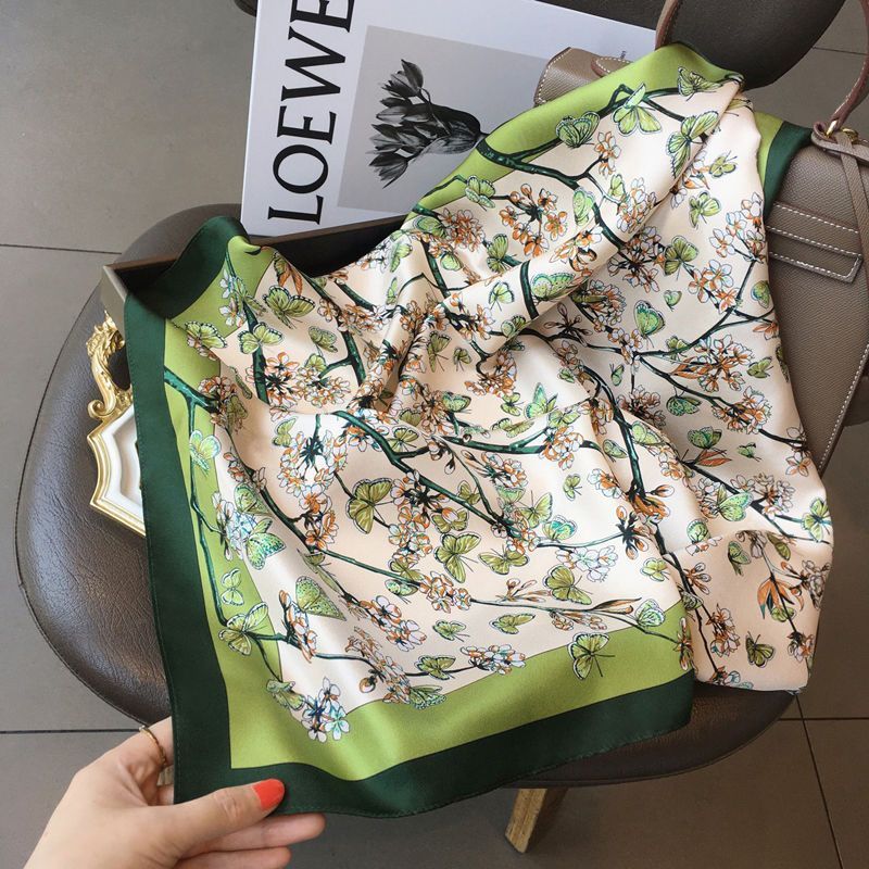Foulard carré en soie motif floral – Vert & ivoire chic